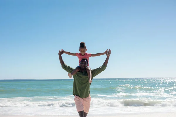 Allegro Padre Afroamericano Che Porta Figlia Sulle Spalle Spiaggia Nella — Foto Stock