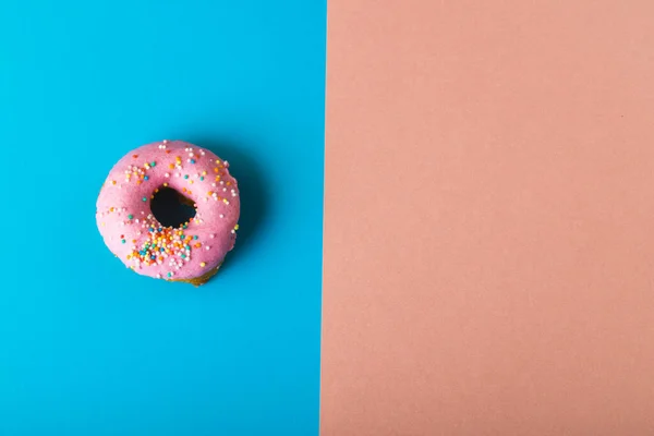 Bovenaanzicht Van Verse Roze Donut Met Sprinklers Door Kopieerruimte Twee — Stockfoto