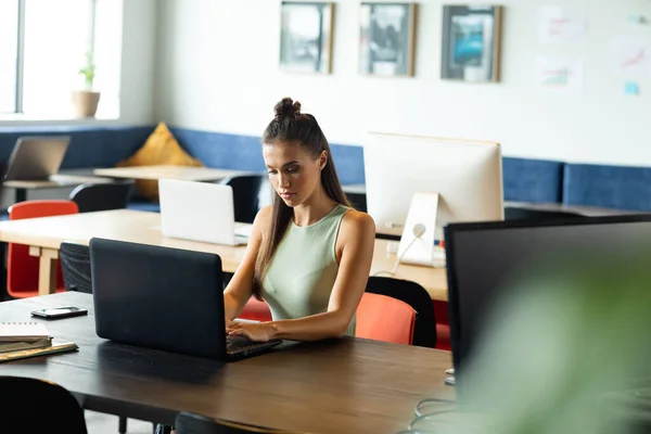 Kaukasiska Unga Affärskvinna Arbetar Laptop Vid Skrivbordet Kreativa Kontor Oförändrad — Stockfoto