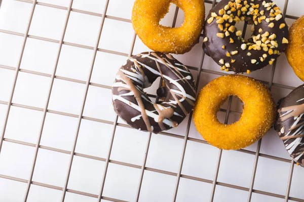 Beyaz Arka Planda Soğutma Rafına Yerleştirilmiş Taze Donutların Genel Manzarası — Stok fotoğraf
