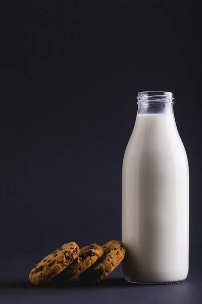 コピースペースとグレーの背景にクッキーとミルクボトル 変更されていない 食べ物 飲み物 スタジオで撮影された健康的な食品コンセプト — ストック写真