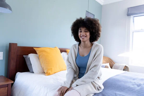 Portret Van Een Glimlachende Biraciale Jonge Vrouw Met Afro Haar — Stockfoto