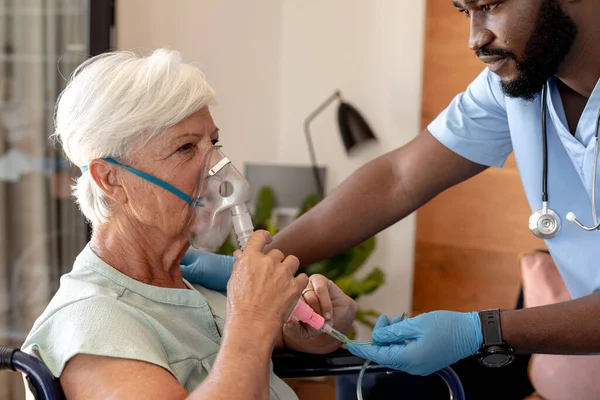 Afrykański Amerykański Pracownik Służby Zdrowia Pomaga Białej Starszej Kobiecie Używać — Zdjęcie stockowe