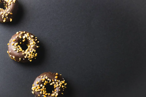 Vista Alto Ângulo Donuts Chocolate Com Migalhas Por Espaço Cópia — Fotografia de Stock