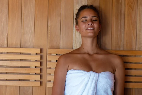 Jeune Femme Caucasienne Peignoir Relaxant Dans Sauna Concept Spa Bien — Photo