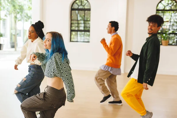 在舞蹈俱乐部的培训中 不同的女性和男性嘻哈舞者的形象 动作和训练概念 — 图库照片