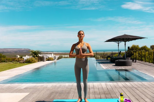 Kavkazská Mladá Žena Cvičí Jógu Medituje Bazénu Fitness Zdravý Životní — Stock fotografie