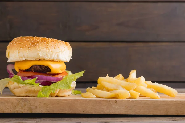 在木板上夹有薯条的汉堡包的特写 复制空间 快餐和不健康食品概念 — 图库照片