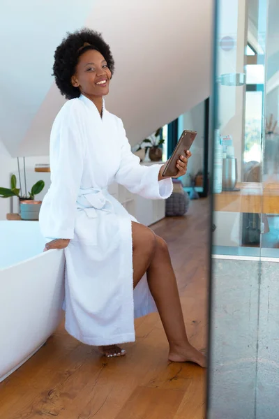 Retrato Sorrindo Afro Americana Jovem Africana Com Tablet Digital Banheiro — Fotografia de Stock