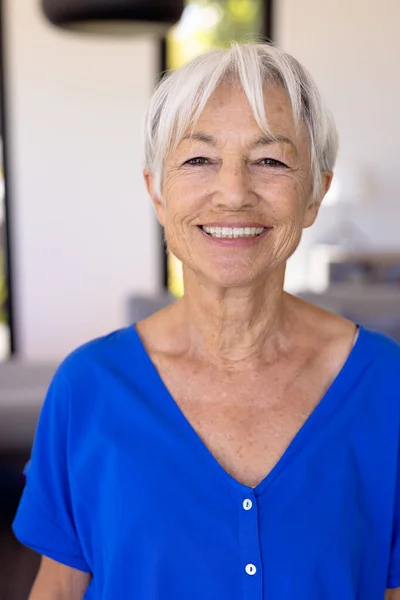 Närbild Porträtt Glada Asiatiska Äldre Kvinna Med Kort Hår Äldreboende — Stockfoto
