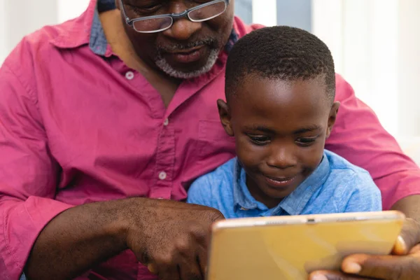 Midsection Multiracial Dědeček Vnuk Pomocí Digitálního Tabletu Zatímco Sedí Doma — Stock fotografie