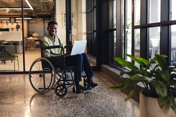 Empresário Americano Africano Feliz Com Deficiência Usando Laptop Cadeira Rodas — Fotografia de Stock