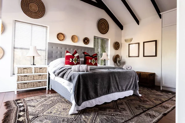 Łóżko Kocami Poduszkami Oraz Dekoracje Wiszące Białej Ścianie Nowoczesnej Sypialni — Zdjęcie stockowe