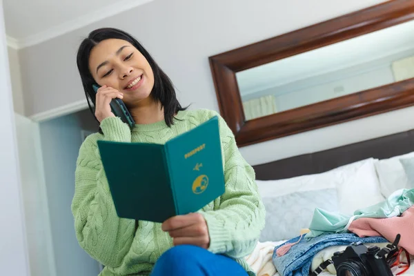 스마트폰에 예약을 침대에 복사를 의사소통 양식의 — 스톡 사진