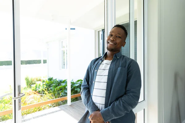 Porträt Eines Lächelnden Afrikanisch Amerikanischen Jungen Mannes Mit Jacke Der — Stockfoto