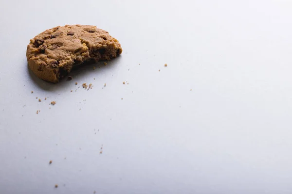 Vedere Unghiulară Ridicată Cookie Ului Jumătate Mâncat Fundal Alb Spațiu — Fotografie, imagine de stoc