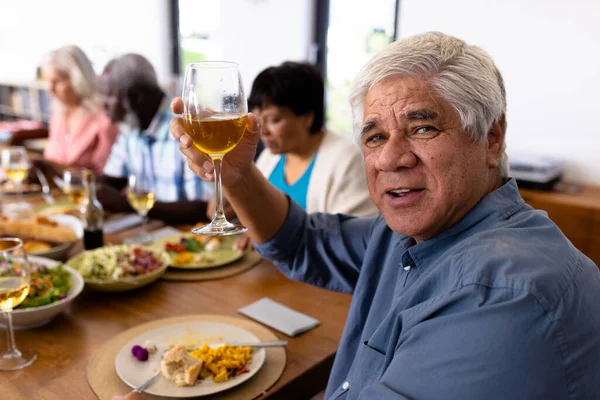 인종을 식탁에서 친구들 점심을 먹으면서 와인을 즐기는 알코올 요양원 변화되지 — 스톡 사진