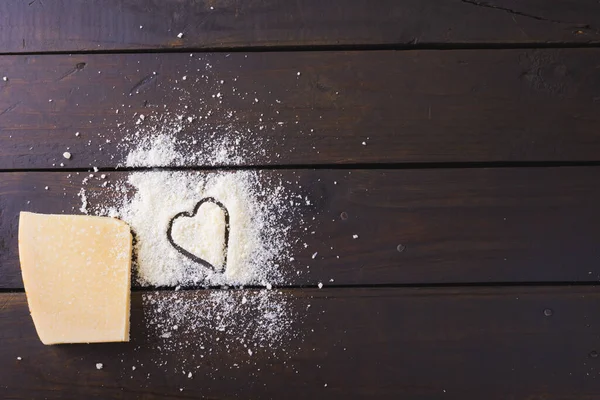 Tahta Masada Kalp Şeklinde Peynirin Hemen Üstünde Kopyalama Alanı Değiştirilmemiş — Stok fotoğraf
