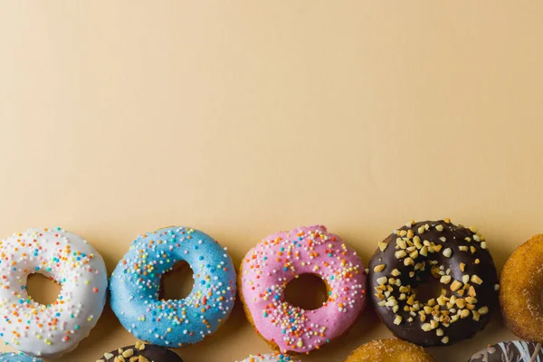 Direkt Über Der Ansicht Von Frischen Donuts Mit Sprinklern Die — Stockfoto