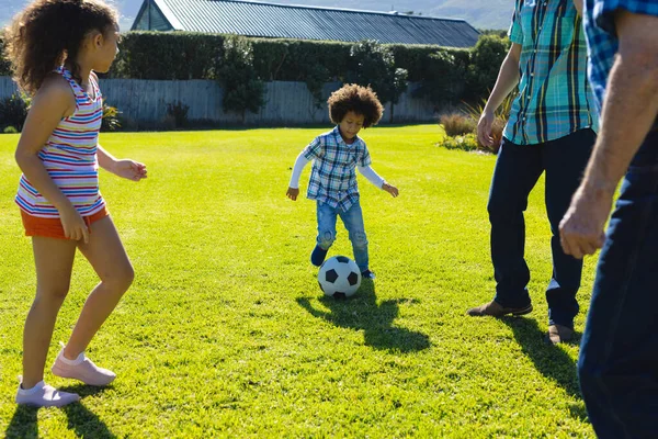 Wielorasowa Wielopokoleniowa Rodzina Grająca Piłkę Nożną Trawiastym Polu Słoneczny Dzień — Zdjęcie stockowe