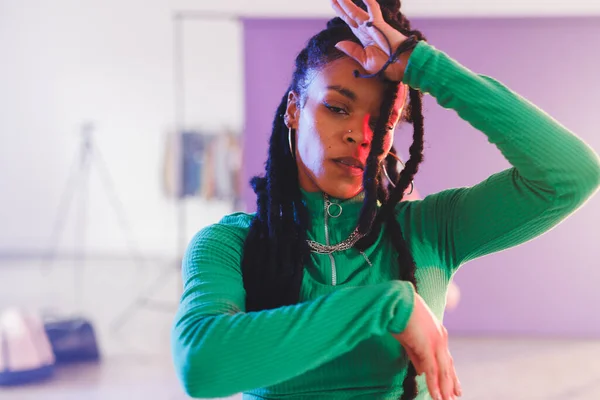 Stüdyoda Amerikalı Bayan Hip Hop Dansçısının Görüntüsü Dans Ritim Hareket — Stok fotoğraf