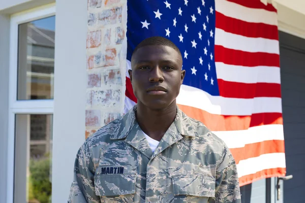 Portrett Afroamerikansk Midthærsoldat Kamuflasjeklær Som Står Mot Flagg Selvtillit Uforandret – stockfoto