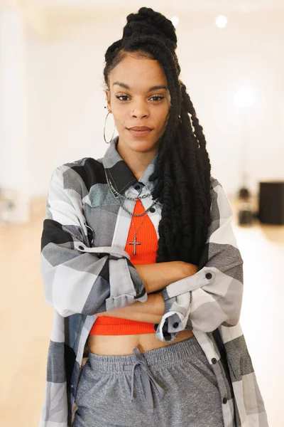 Kameraya Poz Veren Afrikalı Amerikalı Bayan Hip Hop Dansçısının Dikey — Stok fotoğraf