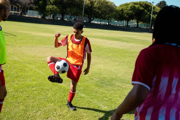 Wielorasowy Młody Męski Zawodnik Ćwiczący Piłkę Nożną Koledzy Drużyny Patrzący — Zdjęcie stockowe