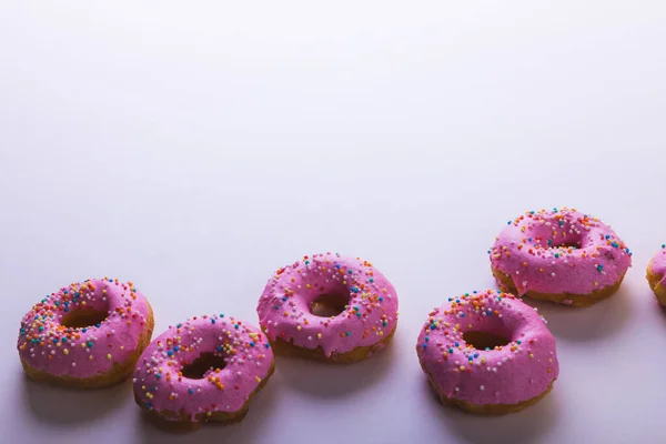 Hoge Hoek Uitzicht Van Verse Roze Donuts Met Kopieerruimte Tegen — Stockfoto