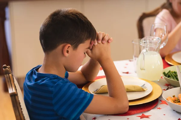 Beyaz Çocuk Ailesiyle Akşam Yemeği Için Masada Oturuyor Gözleri Kapalı — Stok fotoğraf