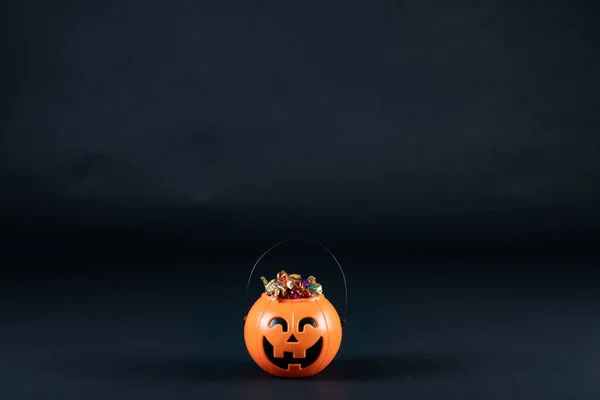Seau Forme Citrouille Halloween Plein Bonbons Sur Fond Noir Fête — Photo