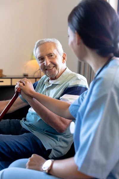 妊婦理学療法士が杖を持った白人の老人を自宅で慰める コピースペース 変更されていない 理学療法 サポート 障害の概念 — ストック写真