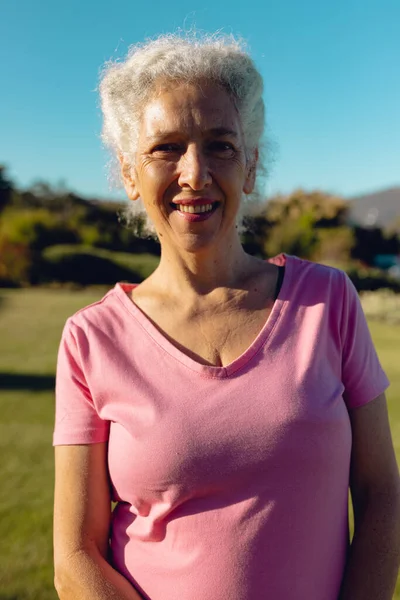 Ritratto Donna Anziana Caucasica Sorridente Piedi Contro Cielo Blu Chiaro — Foto Stock