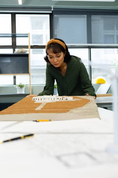 オフィスで建築モデルを検討するアジアの若い女性建築家 変更されていない 創造的なビジネス デザインの専門家 — ストック写真