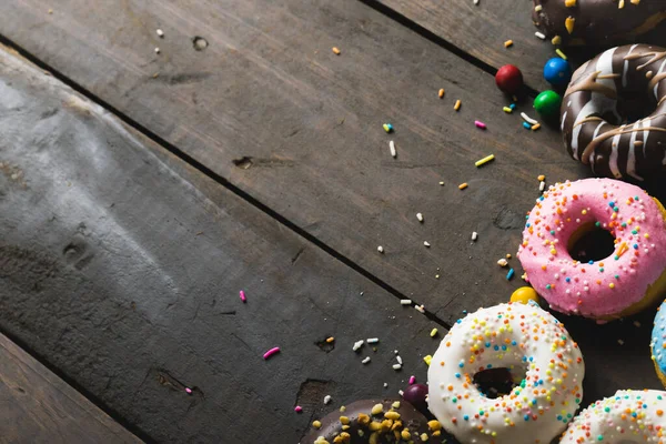 Vista Alto Ângulo Donuts Multicoloridos Frescos Com Aspersores Doces Mesa — Fotografia de Stock