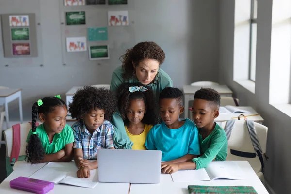 Kaukasiska Unga Kvinnliga Lärare Undervisar Laptop Till Afrikanska Amerikanska Elementära — Stockfoto