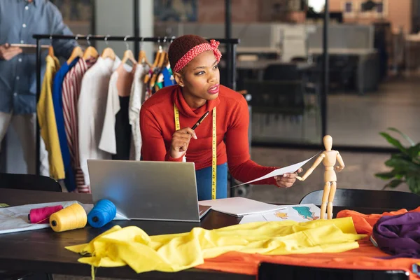 Afrikansk Amerikansk Modedesigner Med Dokument Och Laptop Tittar Bort Studio — Stockfoto