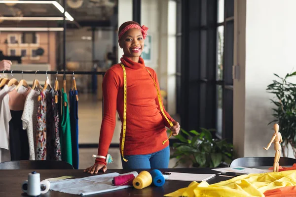 Stüdyo Ofisindeki Masasında Gülümseyen Afrikalı Amerikalı Moda Tasarımcısının Portresi Değiştirilmemiş — Stok fotoğraf