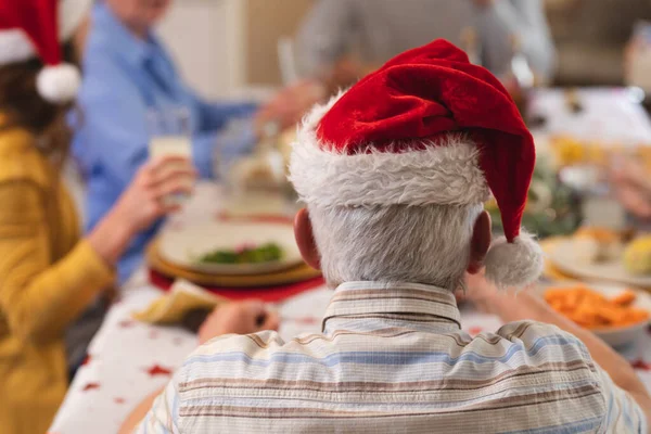 Hombre Caucásico Mayor Sentado Mesa Para Cenar Con Sombrero Santa —  Fotos de Stock