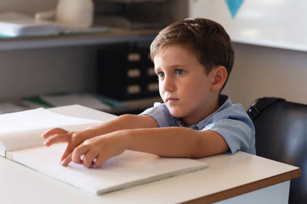 Blanke Basisschooljongen Studeert Braille Aan Een Bureau Klas Ongewijzigd Onderwijs — Stockfoto