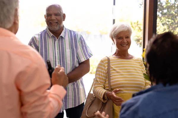 元老们欢迎快乐的朋友们站在疗养院门口 复制空间 辅助生活 退休观念 — 图库照片