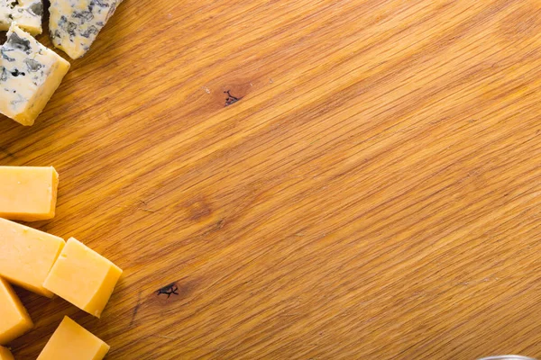 Widok Różne Plasterki Sera Desce Drewnianej Przestrzeń Kopiowania Stanie Niezmienionym — Zdjęcie stockowe