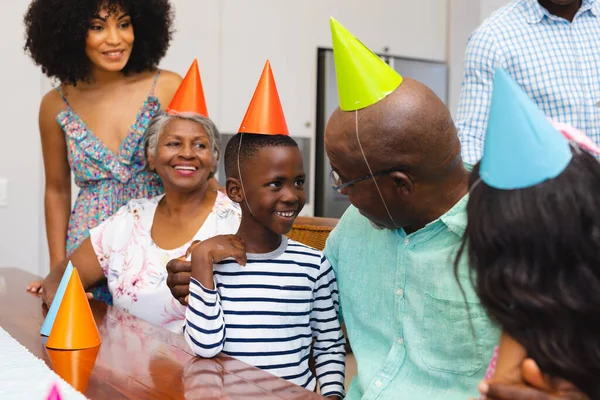Família Multigeracional Feliz Usando Chapéus Coloridos Enquanto Desfruta Aniversário Casa — Fotografia de Stock
