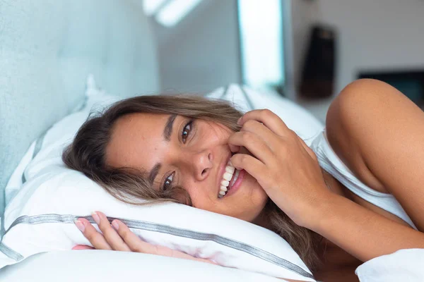 침대에 여성의 자기보살핌 과기분 전환의 — 스톡 사진