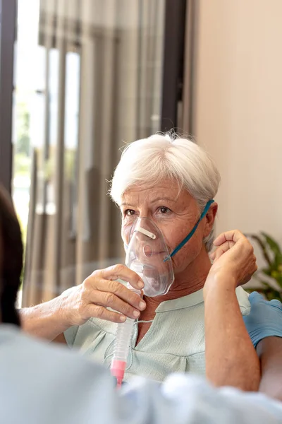 白人老年妇女坐在轮椅上 戴着氧气面罩 医疗和退休老年人生活方式概念 — 图库照片
