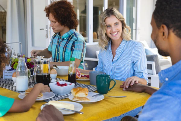Feliz Mujer Joven Multirracial Tocando Mano Del Hombre Mientras Desayuna — Foto de Stock