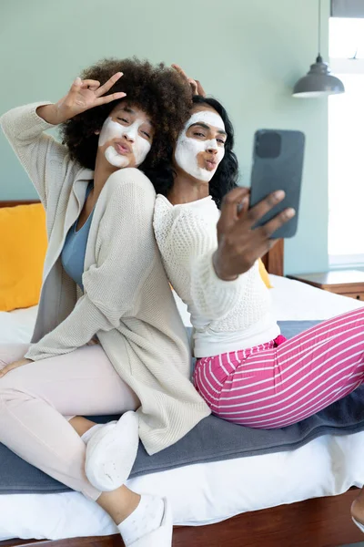Biracial Jóvenes Amigos Con Crema Facial Las Caras Tomando Selfie —  Fotos de Stock