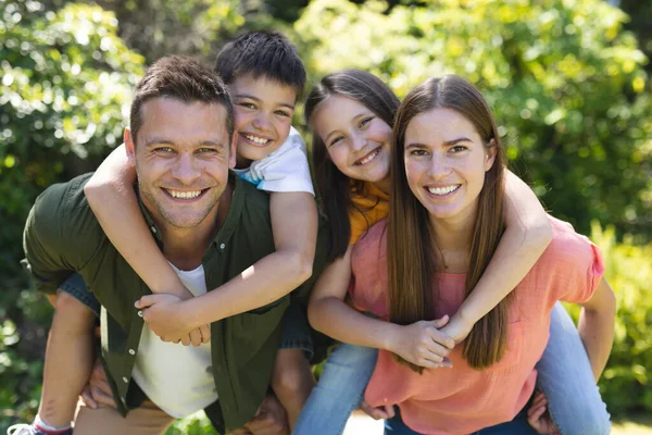 描绘了一个高加索家庭一起在自家的花园里度过时光 看着相机 微笑着 拥抱着 科罗纳韦病毒共同生活的质量时间19次检疫 — 图库照片