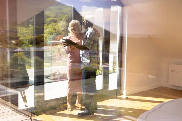 快乐的多种族老朋友在疗养院的窗边跳舞 透过玻璃看到 复制空间 辅助生活和退休 — 图库照片
