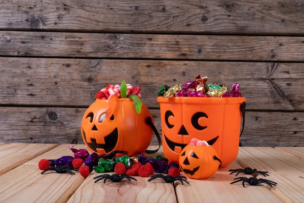Balde Forma Abóbora Cheio Doces Halloween Brinquedos Superfície Madeira Halloween — Fotografia de Stock
